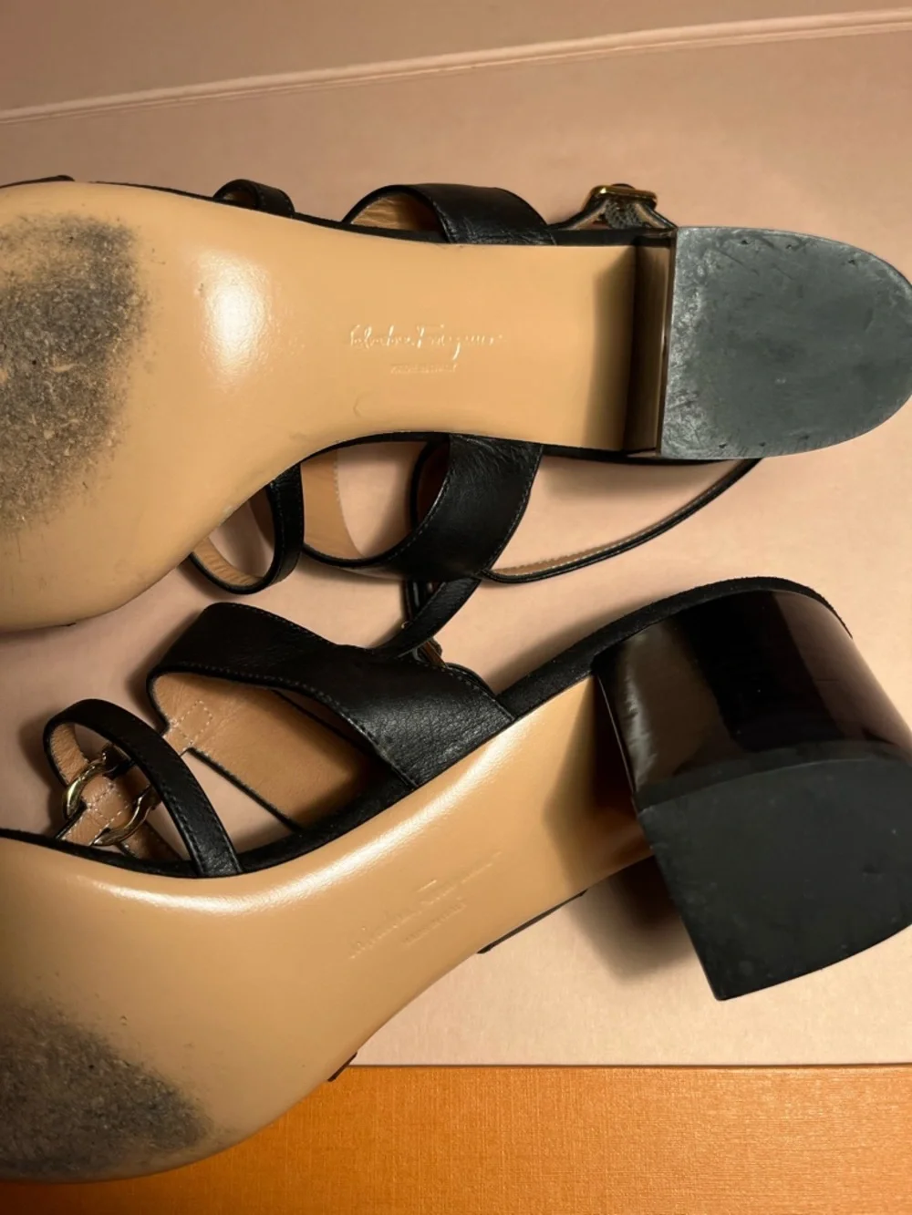 SALVATORE FERRAGAMO heels size 9